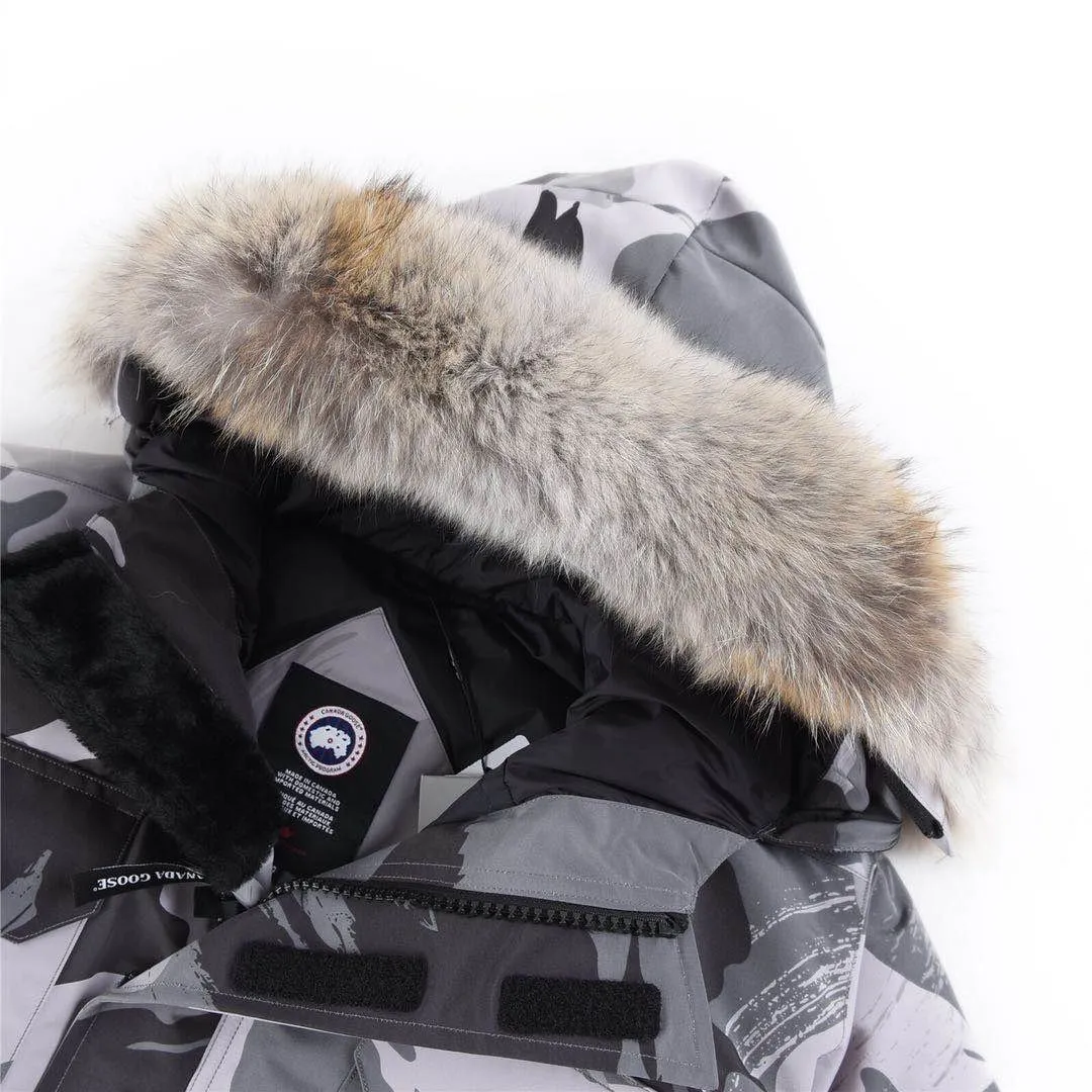 P780 with dust bag) Canada Goose Canada Goose #Expedition expedition parka classic down jacket ➖ Imported 21-count polyester-cotton blended original fabric [last year’s 16-count/18-count hard fabrics have been completely eliminated, this year all use 21-count genuine synchronized fabrics, the soft mid-band feels delicate and textured], genuine synchronized Feather-Light 10D waterproof coated fabric, made of 84.5% polyester fiber and 15.5% cotton, 100% the best feel in the entire network! ➖ The genuine official website is synchronized with the national standard 80 white duck down, you can check the official website customer service, there will never be a series of misleading claims such as 90 down or goose down! ➖ Using the best nylon lining with double double-layer sealing design, velvet-proof No. 7 needle + grid-filled down ready-made garments, there is 100% no so-called velvet running! ➖ The cuffs are designed with thickened seamless threads, and the collar and pockets are lined with top-quality polar fleece to keep you warm and comfortable! ➖ Yoshida YKK provides original custom-made electroplated sliders. YKK two-way lockable zippers are tight and smooth and will not peel off paint! ➖ 3M composite guarantees that the Velcro is the same as the original, durable, and all accessories and hardware are custom-made! ➖ Imported BEHRINGER embroidery machine to customize the 10,000-needle embroidery logo, 98% of which can be reproduced to restore the original logo. You can check and compare on the official website! ➖ The fur collars are all made of large pieces of Western Canadian blue wolf hide, ensuring that each fur collar is 13-15cm wide! 08 models for men and women SIZE: XS S M L XL XXL